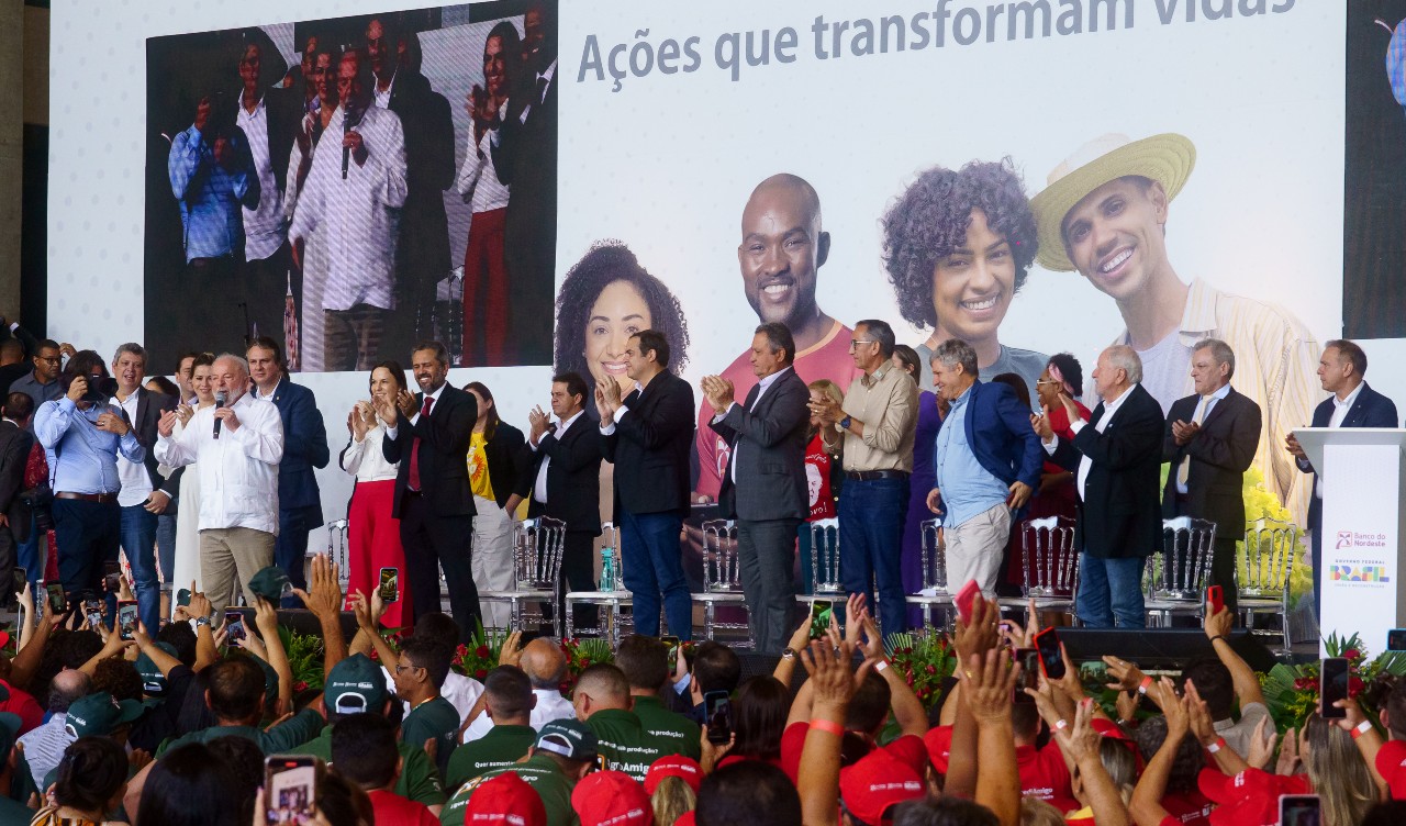 grupo de pessoas num palco